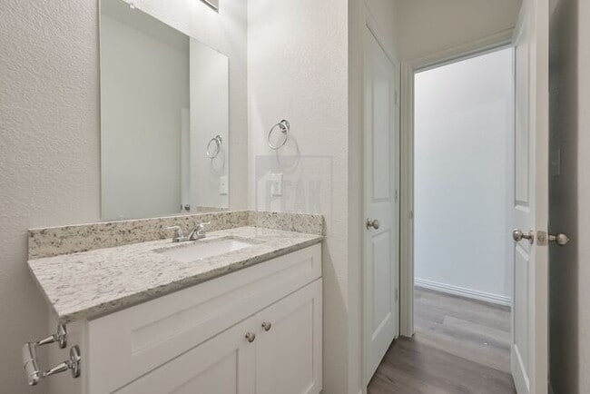Building Photo - $1450! Stylish 2BR Townhome with 15 Minutes from Downtown Fort Worth Stockyards!