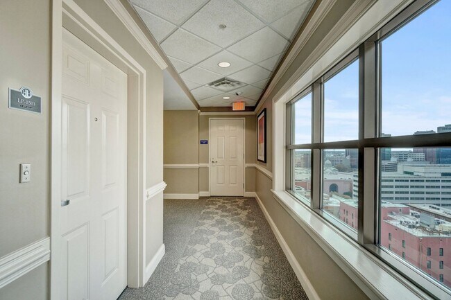 Building Photo - Super-Cool Lower Penthouse Condo Available 05-07-26!! Secured Entry, Garage Parking, Pet-Friendly!