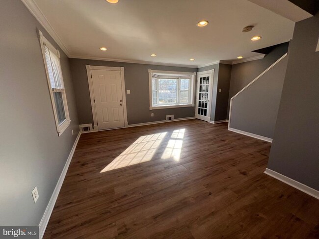 Building Photo - 5804 Shoshone Dr