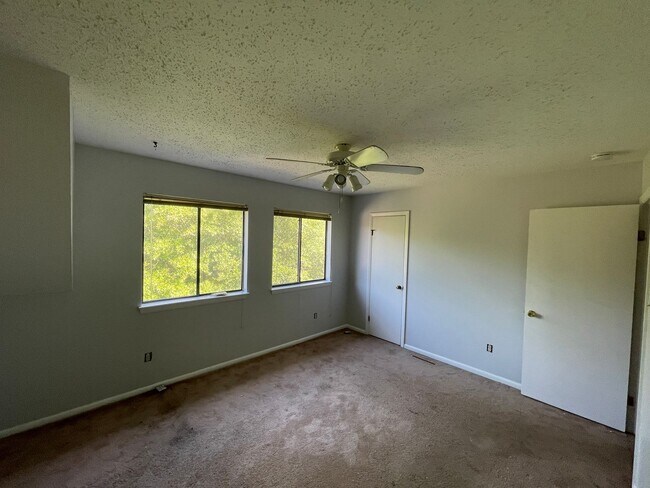 Building Photo - AWESOME TOWN HOME STEPS AWAY FROM BEACH ACCESS