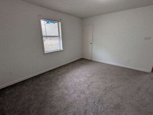 Building Photo - Spacious Updated 3 Bedroom Home
