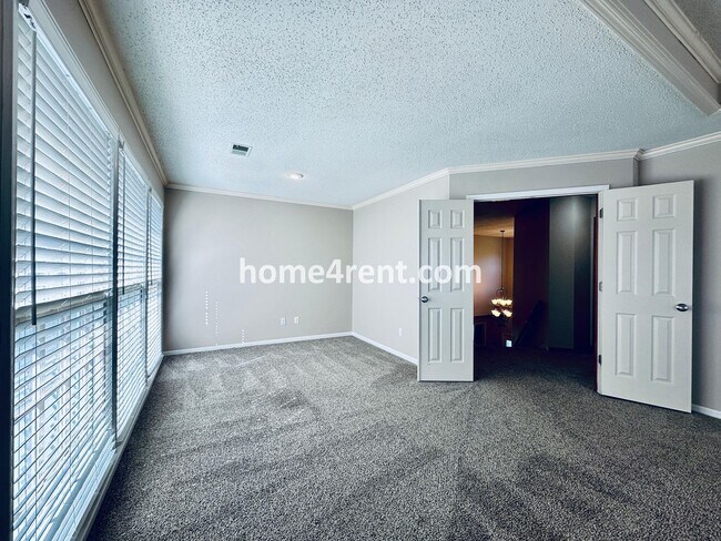 Building Photo - Beautiful, Spacious Home w/ Open Floor Pla...