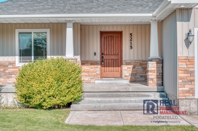Building Photo - Beautiful - Elegant - 5 Bedrooms - 3 Car -...