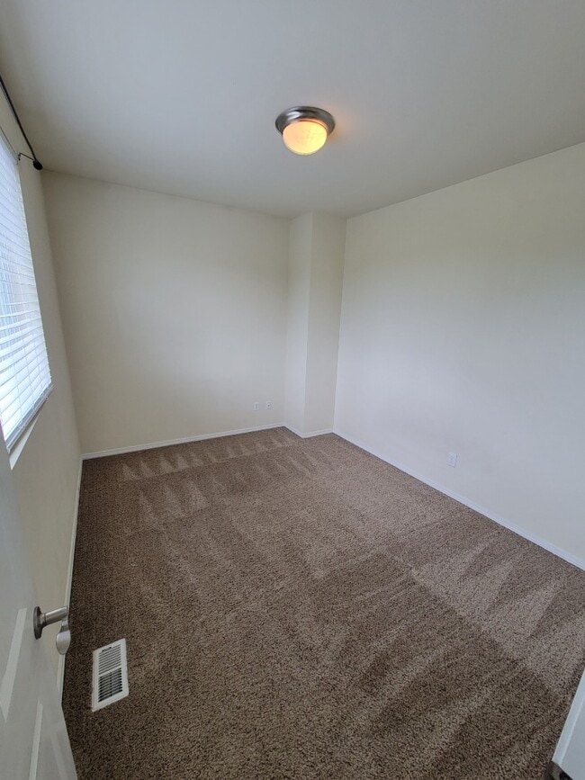 Building Photo - Spacious & Stylish 3-Bedroom Home in a Desirable Neighborhood!