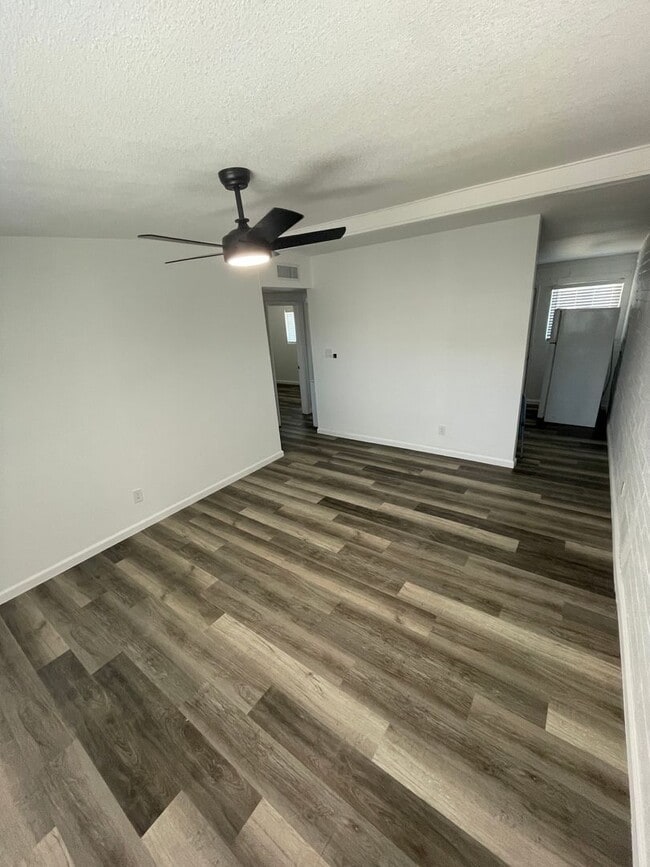 Building Photo - COMING SOON! 2 Bedroom, 1 Bath Apartment i...