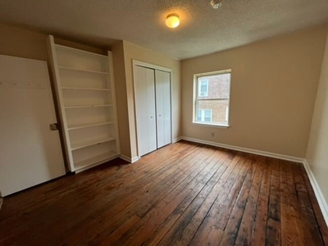 Building Photo - Charming 4 Bedroom 2 bath apartment near d...