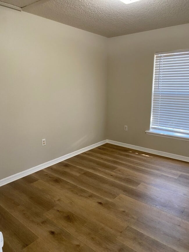 Building Photo - 3 Bedroom, 1 bathroom Duplex Winter Haven!