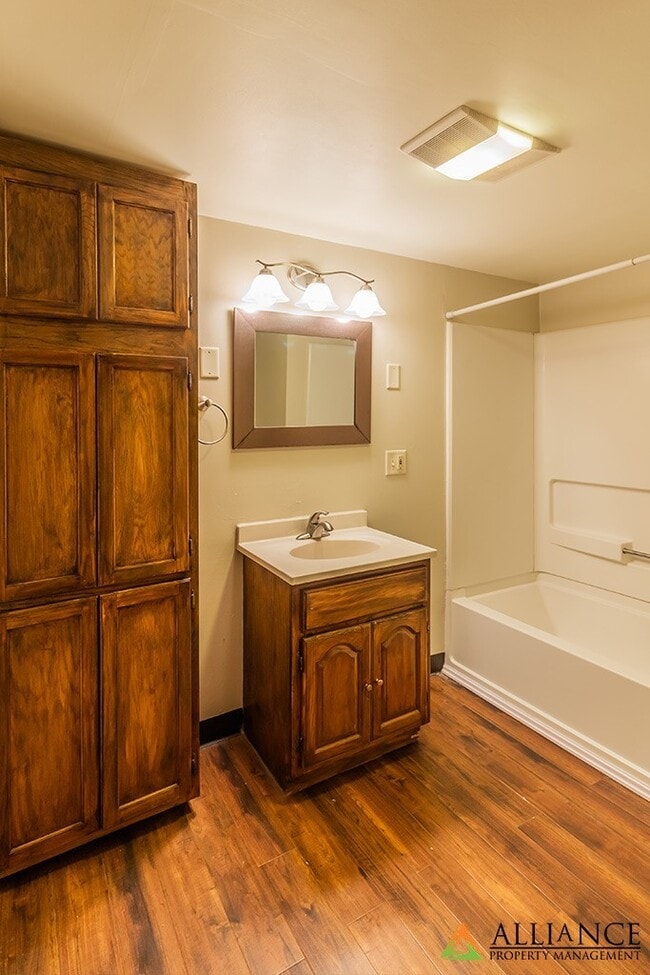 Building Photo - 729 Thurston St