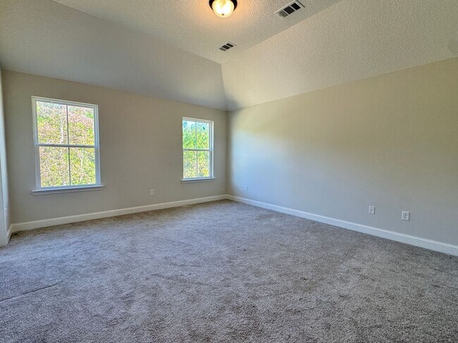 Building Photo - AVAILABLE OCTOBER 2025 [PET FRIENDLY]