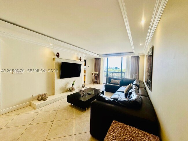 Building Photo - 2555 Collins Ave