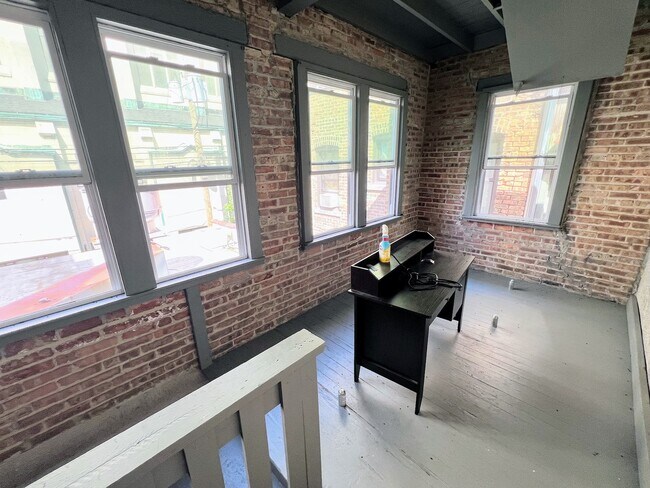 Building Photo - 2062 N Damen Ave