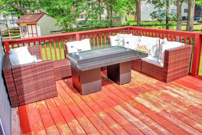 Building Photo - Charming 3-Bedroom, 2.5 Bath SFH with Fron...