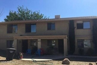 Building Photo - 927 N Old Chisholm Trail