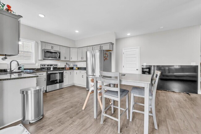 Building Photo - Beautiful modern home less than 2 years old