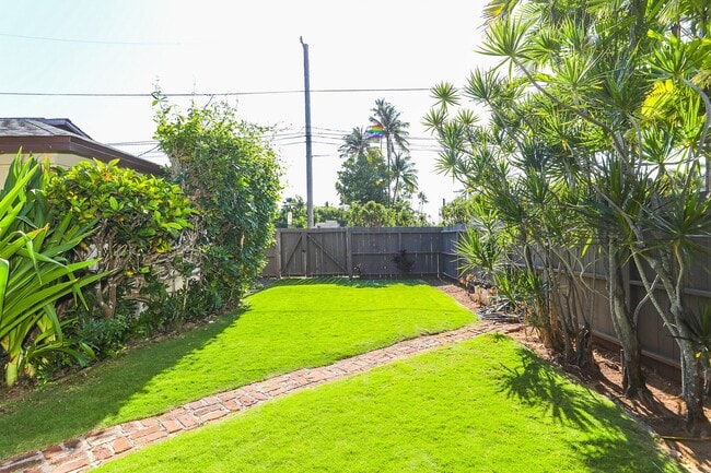 Building Photo - Kahala Avenue Beachside -  1 minute walk to beach  Recently remodeled w/fenced yard. 1 bdrm, 1 ba...