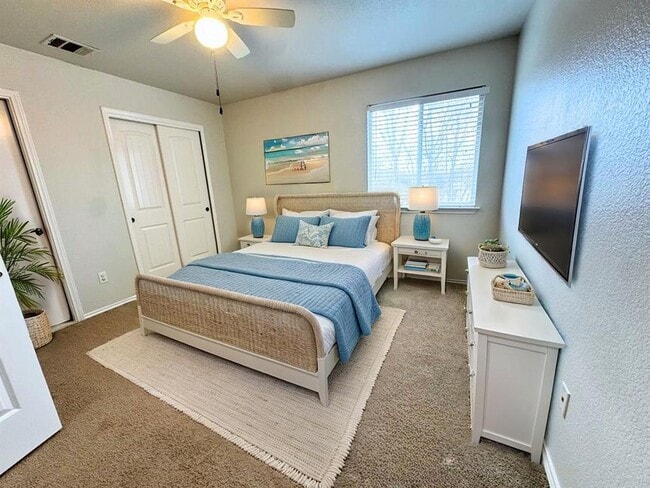 Building Photo - 716 Alamo Plaza Dr