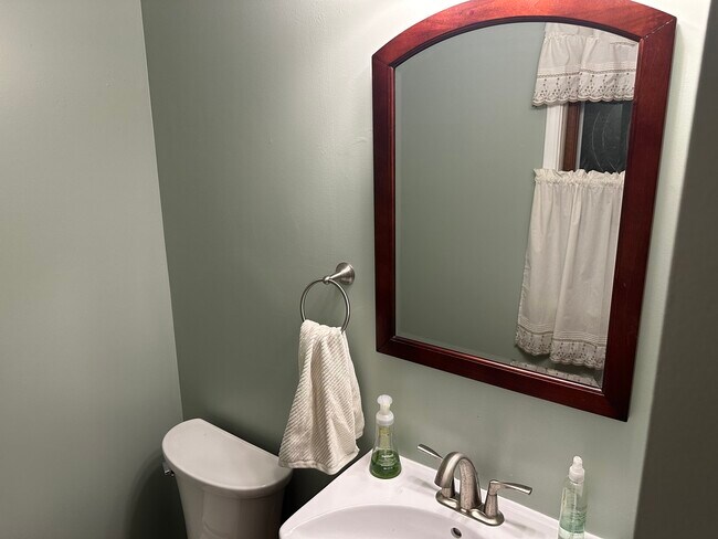 Building Photo - 716 Greenmeadow Ct