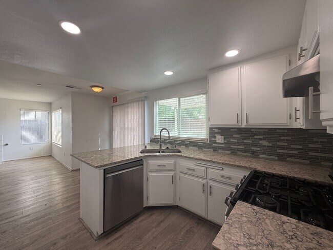 Building Photo - Lancaster 3 Bedroom + 3 Bathroom