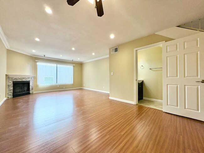 Building Photo - 14542 Burbank Blvd