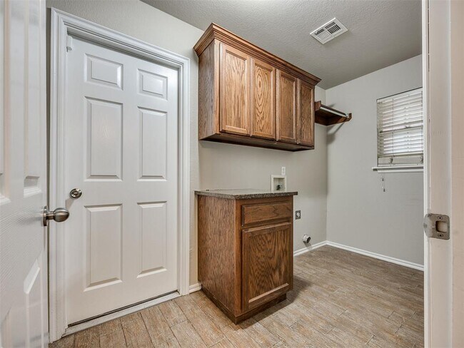 Building Photo - 1605 SW 33RD St