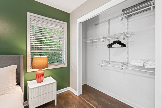 Building Photo - 1618 Cooper Lake Rd SE