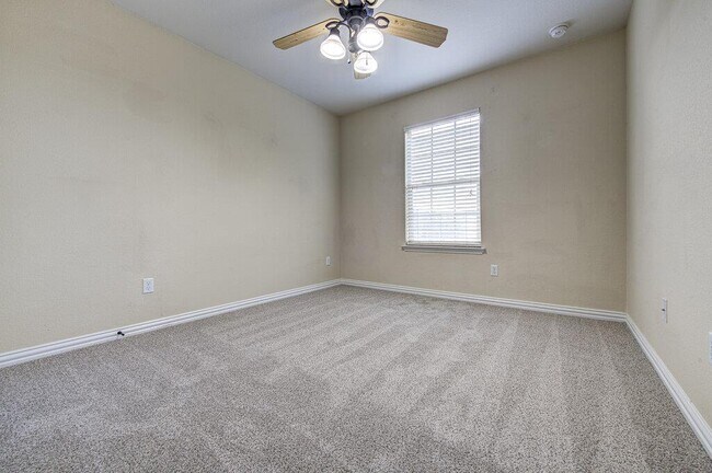 Building Photo - 1400 Middlefield Ct