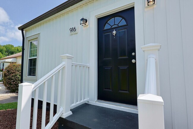 Building Photo - Coming Soon South Knoxville Cottage!!!