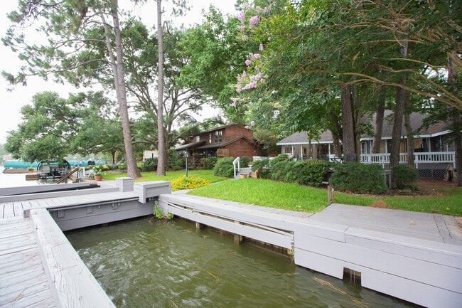 Building Photo - 3007 Willowbend Rd