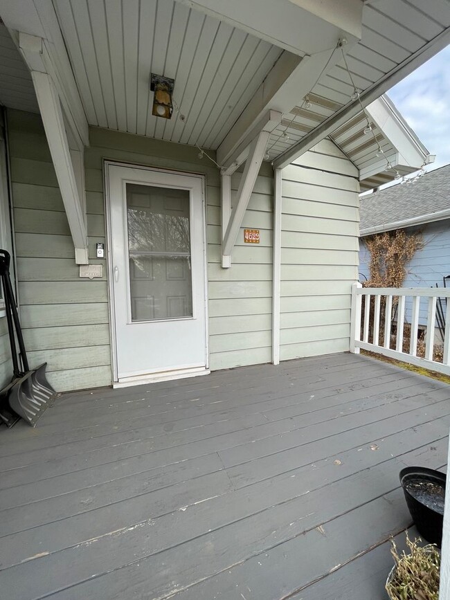 Building Photo - AVAILABLE JULY - 3 BEDROOM/1.5 BATHROOM HOME