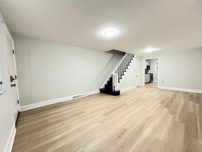 Building Photo - Gorgeous 3b/1b House in South Philly! Section 8 Accepted