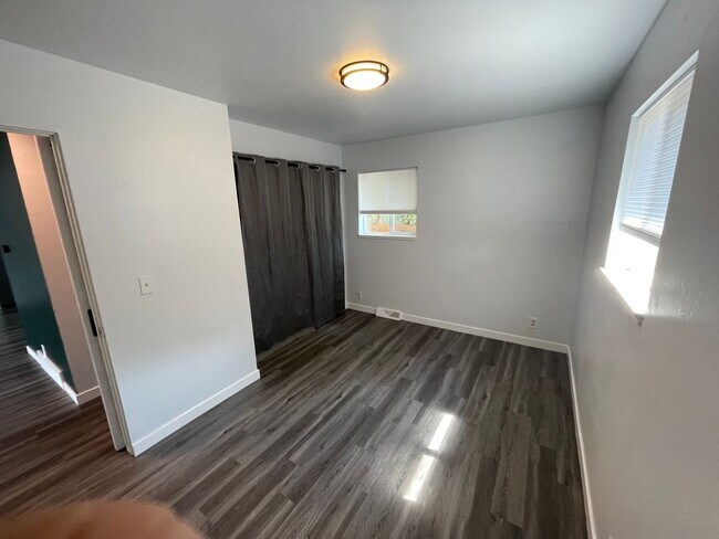 Building Photo - 494