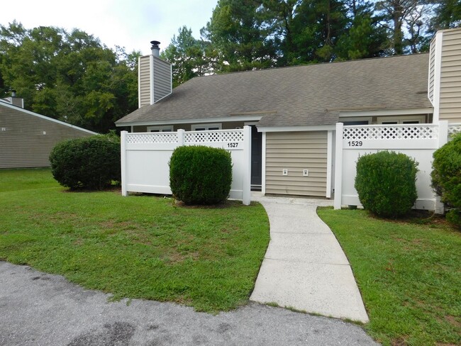 Primary Photo - 1527 College Way