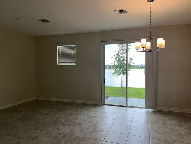 Building Photo - 3 bed 2.5 bath townhouse