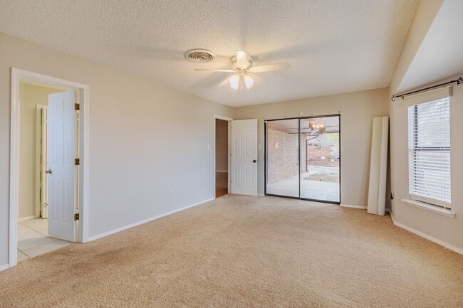 Building Photo - Charming 3 Bedroom 2 Bathroom - Spacious & Fenced Backyard