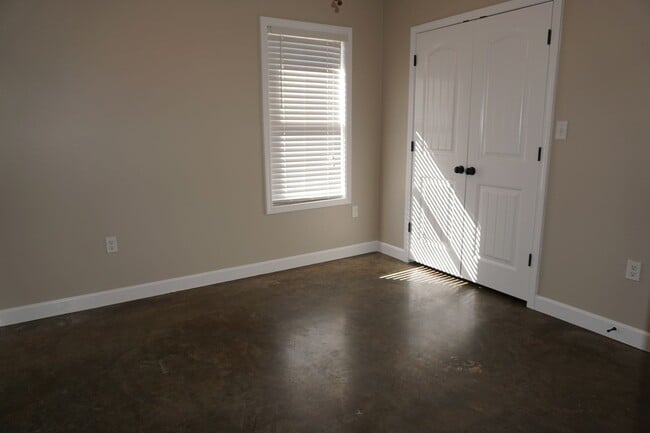 Building Photo - 210 Lake Dr