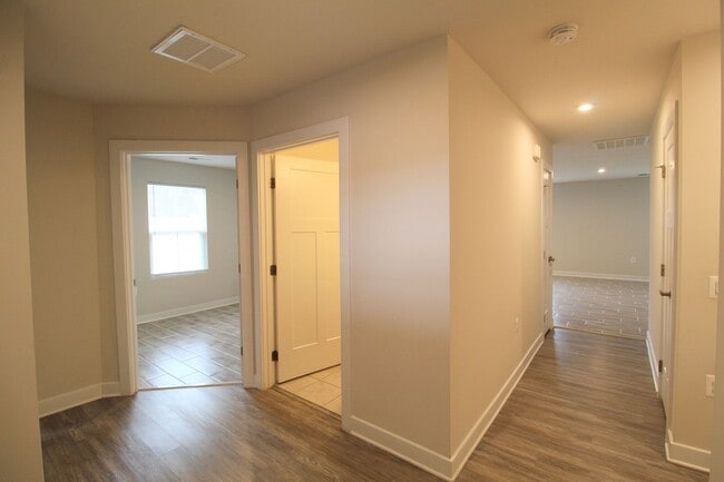 Building Photo - 105 S Peak Dr