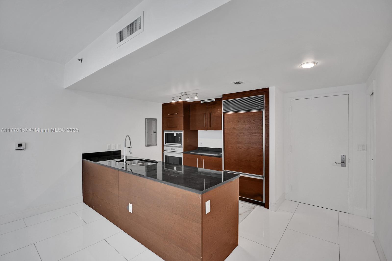 Building Photo - 475 Brickell Ave