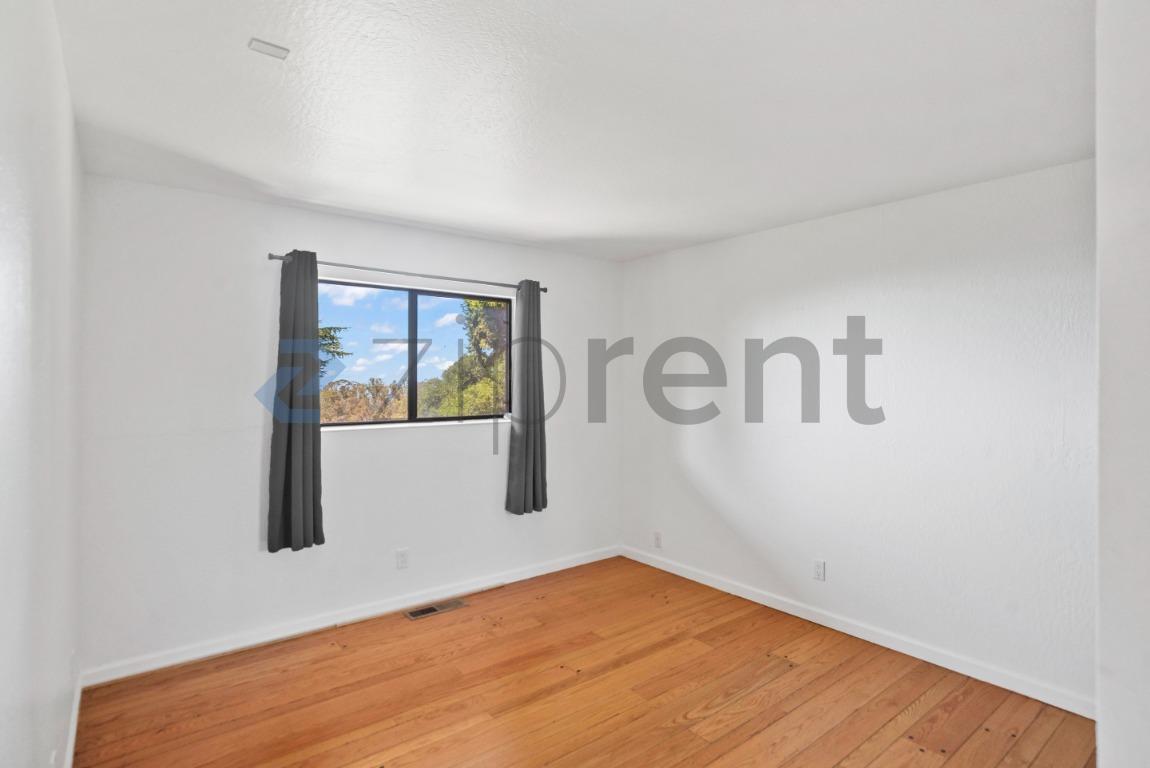 Building Photo - Unit