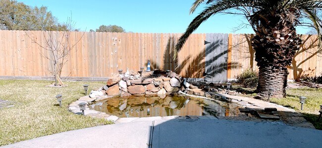 Building Photo - 2910 Sandleigh Dr