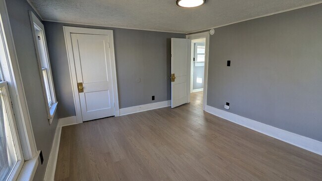 Building Photo - Welcome to your charming home located in the vibrant city of Akron