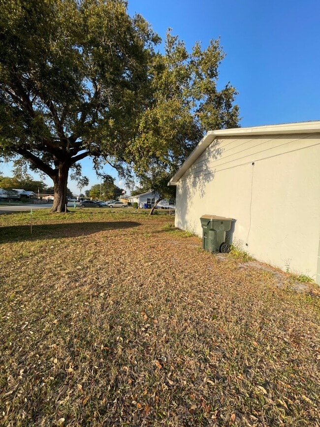 Building Photo - Nice 2/1 Duplex Home for Rent in St. Cloud