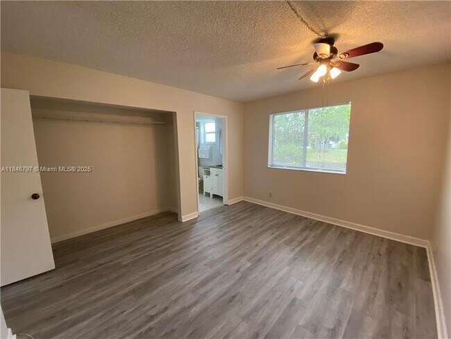 Building Photo - 713 Gardens Dr