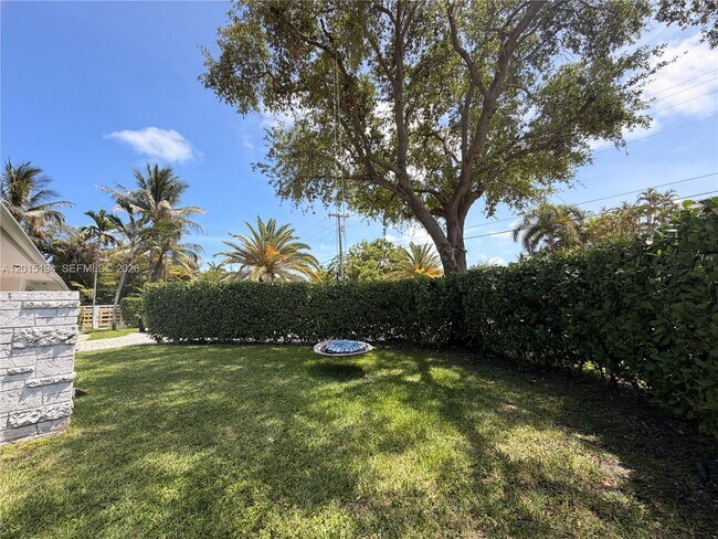 Building Photo - 11445 N Bayshore Dr