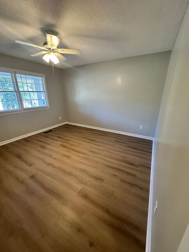 Building Photo - Beautiful 2 Bedroom 1.5 Bath Townhome!