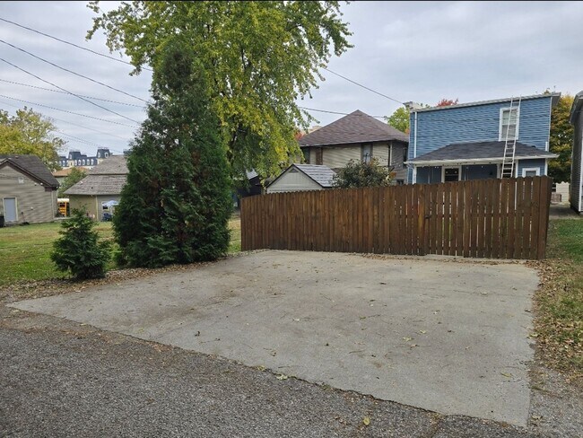 Building Photo - Updated HISTORICAL Downtown Home w/fenced ...