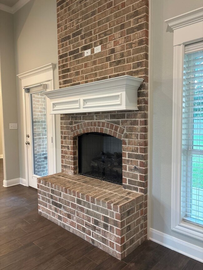 Building Photo - Beautiful South Tyler Rental in Royal Vist...