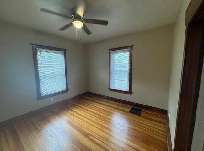 Building Photo - Large Augustana Rental Home