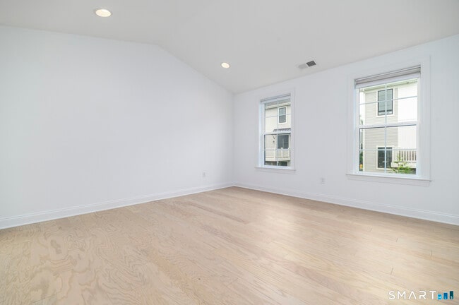 Building Photo - 15 E Cross Trail