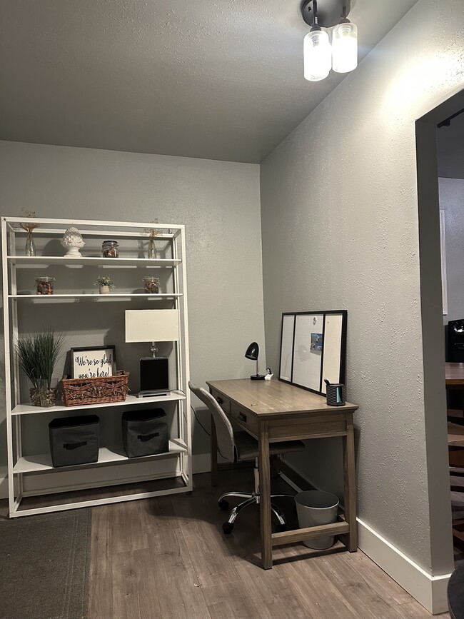 Building Photo - 903 W Linden St