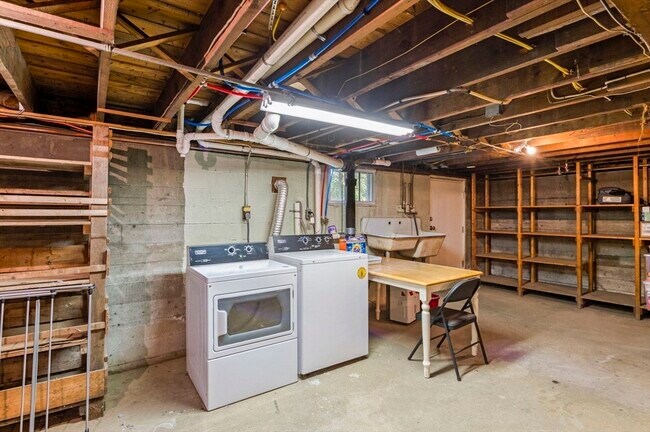 Building Photo - 15 Meadow Ln